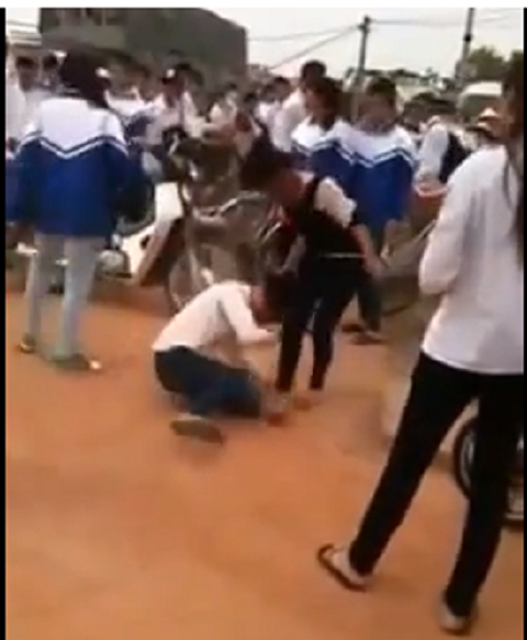 Nữ sinh bắt bạn quỳ rồi túm tóc đánh. Ảnh chụp màn hình.