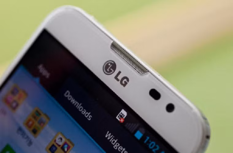 LG đang chuẩn bị ra mắt hàng loạt smartphone mới? Được biết, tuy là các model khác nhau nhưng tất cả những smartphone mới này của LG đều chạy bản Kitkat 4.4 mới nhất. Hiện chưa có nhiều mẫu smartphone chạy hệ điều hành Android mới nhất này nhưng điều này sẽ thay đổi khi LG có truyền thống giới thiệu hàng loạt sản phẩm của mình tại hội nghị Thế giới di động, sự kiện sẽ diễn ra trong một vài tuần tới.