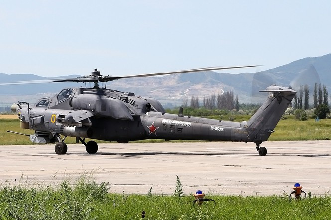 ##s### Mi-28N: Tốc độ tối đa của Mi-28N là 300 km / h, phạm vi bay trong phiên bản chiến đấu lên tới 450 km. Nhờ trang bị trên máy bay, trực thăng có khả năng bay vào ban đêm cách mặt đất vài mét, sử dụng kính nhìn đêm và trạm quan sát, ngắm bắn liên tục OPS-28.