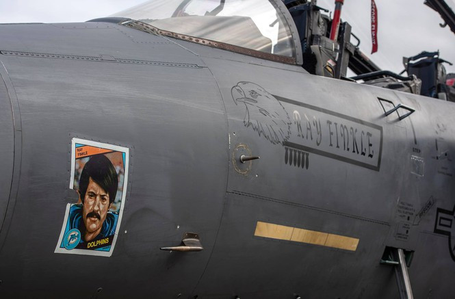 ##s###Mũi tiêm kích F-15E được trang trí với hình ảnh nhân vật Ray Finkle, là nhân vật phản diện chính trong bộ phim hài Ace Ventura năm 1994 của Jim Carey