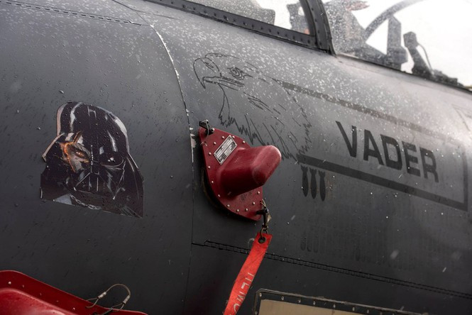 ##s###Mũi tiêm kích F-15E được trang trí với hình ảnh nhân vật Vader. Darth Vader là chúa tể bóng tối đến từ loạt phim Chiến tranh giữa các vì sao 