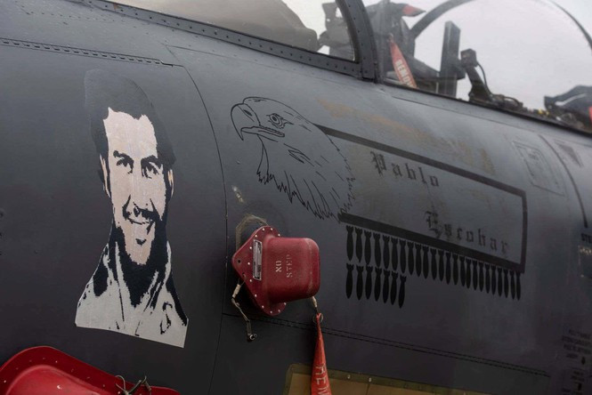 ##s###Mũi tiêm kích F-15E được trang trí với hình ảnh nhân vật Pablo Escobar, trùm ma túy người Colombia