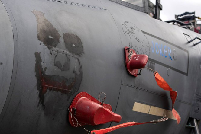 ##s###Mũi tiêm kích F-15E được trang trí với hình ảnh nhân vật Joker, một nhân vật hư cấu phản diện (supervillain) xuất hiện trong truyện tranh Hoa Kỳ được xuất bản bởi DC Comics, được biết đến như là kẻ thù truyền kiếp (archenemy) của siêu anh hùng Batman 