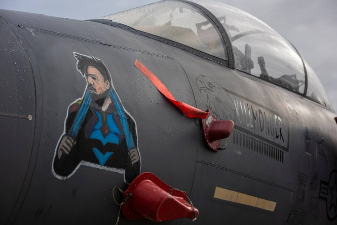 ##s###Mũi tiêm kích F-15E được trang trí với hình ảnh nhân vật Killmonger, một nhân vật phản diện của Marvel's Black Panther và là nhân vật quan trọng trong bộ phim độc lập năm 2018 của Marvel cho nhân vật đó, nơi anh ta được miêu tả như một nhân vật phản diện bi thảm