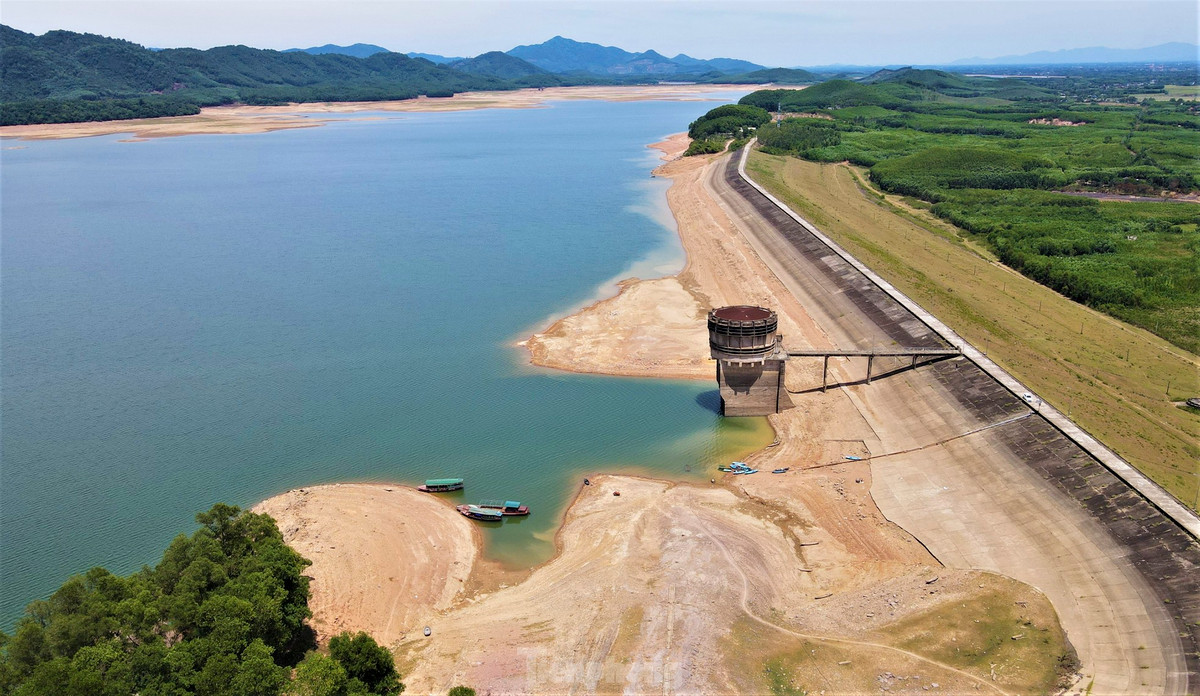 Đại diện Công ty TNHH MTV Thủy lợi Nam Hà Tĩnh (đơn vị quản lý, vận hành và khai thác hồ Kẻ Gỗ) cho biết, hồ có dung tích 345 triệu m3 nhưng những ngày cuối tháng 8, mực nước tại hồ Kẻ Gỗ giảm còn 45 triệu m3. Mực nước xuống thấp gây khó khăn cho quá trình vận hành, tưới tiêu cho vùng hạ du.