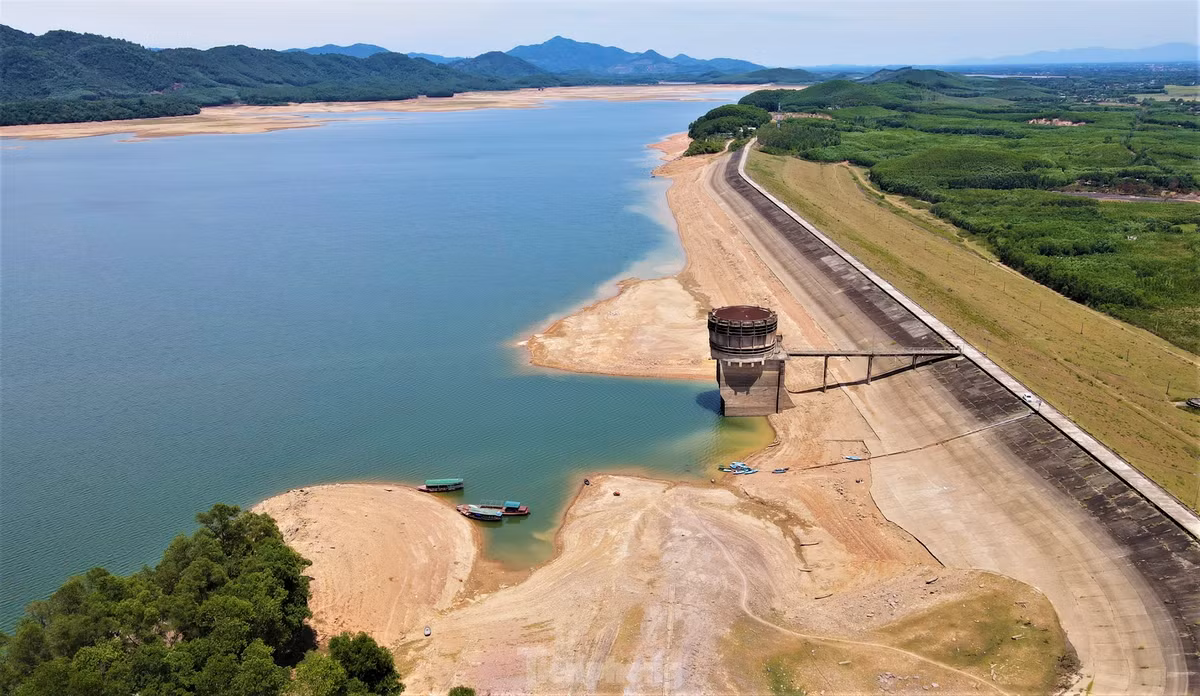 Đại diện Công ty TNHH MTV Thủy lợi Nam Hà Tĩnh (đơn vị quản lý, vận hành và khai thác hồ Kẻ Gỗ) cho biết, hồ có dung tích 345 triệu m3 nhưng những ngày cuối tháng 8, mực nước tại hồ Kẻ Gỗ giảm còn 45 triệu m3. Mực nước xuống thấp gây khó khăn cho quá trình vận hành, tưới tiêu cho vùng hạ du.