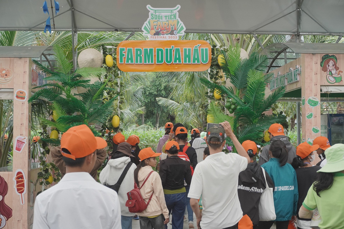 Điểm nổi bật của Nông trại dưa hấu tại Suối Tiên Farm là toàn bộ dưa hấu được trồng dưới những hàng dừa xiêm rợp bóng mát. Hơn 5.000 dây dưa hấu được trồng theo phương pháp hữu cơ, ứng dụng công nghệ kỹ thuật cao của Nhật Bản cho ra sản phẩm chất lượng – sạch – an toàn sẵn sàng phục vụ du khách.