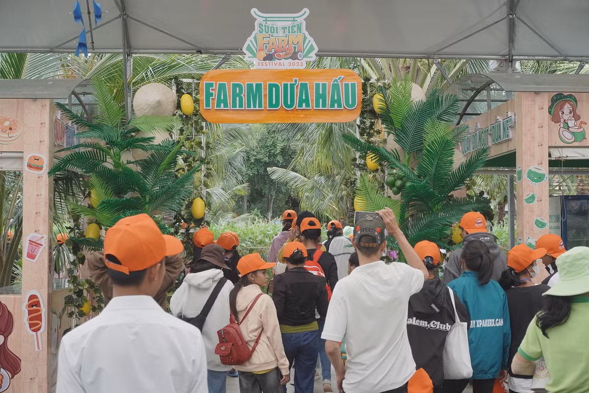 Điểm nổi bật của Nông trại dưa hấu tại Suối Tiên Farm là toàn bộ dưa hấu được trồng dưới những hàng dừa xiêm rợp bóng mát. Hơn 5.000 dây dưa hấu được trồng theo phương pháp hữu cơ, ứng dụng công nghệ kỹ thuật cao của Nhật Bản cho ra sản phẩm chất lượng – sạch – an toàn sẵn sàng phục vụ du khách.