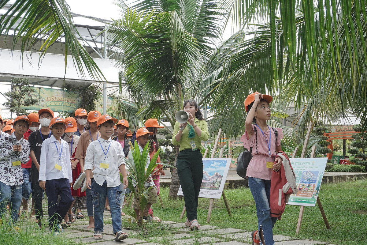Thuyết minh viên luôn lồng ghép kiến thức nông nghiệp để nội dung thu hút được các em nhỏ. Nông trại là một trong những dự án đặc biệt trong quá trình chuyển mình “thay áo mới” của KDL Suối Tiên. Với tổng diện tích hơn 5 hecta, vốn đầu tư hơn 100 tỷ đồng, nơi đây trồng theo phương pháp hữu cơ, ứng dụng quy trình công nghệ cao của Nhật Bản, công nghệ nhà màng của Israel và hệ thống tưới nhỏ giọt công nghệ cao của Israel.