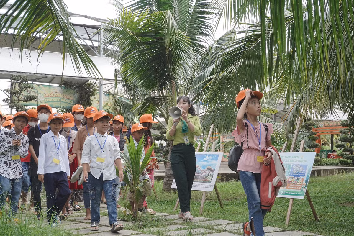 Thuyết minh viên luôn lồng ghép kiến thức nông nghiệp để nội dung thu hút được các em nhỏ. Nông trại là một trong những dự án đặc biệt trong quá trình chuyển mình “thay áo mới” của KDL Suối Tiên. Với tổng diện tích hơn 5 hecta, vốn đầu tư hơn 100 tỷ đồng, nơi đây trồng theo phương pháp hữu cơ, ứng dụng quy trình công nghệ cao của Nhật Bản, công nghệ nhà màng của Israel và hệ thống tưới nhỏ giọt công nghệ cao của Israel.