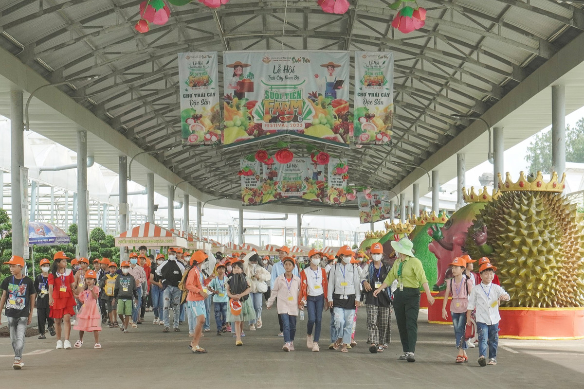 Giữa lòng thành phố nhộn nhịp, nông trại Suối Tiên Farm trong Khu du lịch văn hóa Suối Tiên có không gian trong lành và đa dạng các loại cây ăn trái đã trở thành điểm đến thu hút đông đảo du khách trong và ngoài nước, nhất vào các ngày cuối tuần.