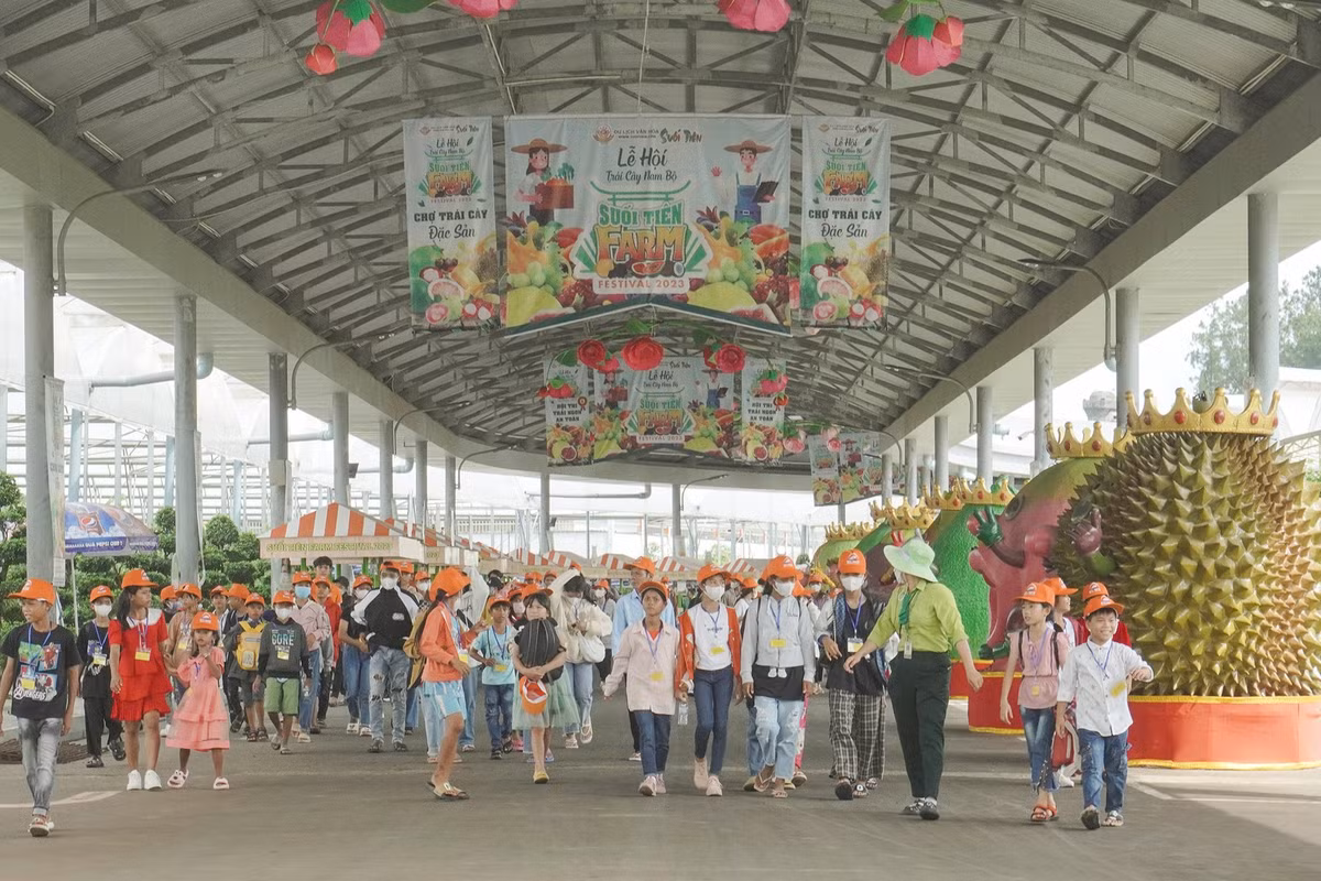 Giữa lòng thành phố nhộn nhịp, nông trại Suối Tiên Farm trong Khu du lịch văn hóa Suối Tiên có không gian trong lành và đa dạng các loại cây ăn trái đã trở thành điểm đến thu hút đông đảo du khách trong và ngoài nước, nhất vào các ngày cuối tuần.