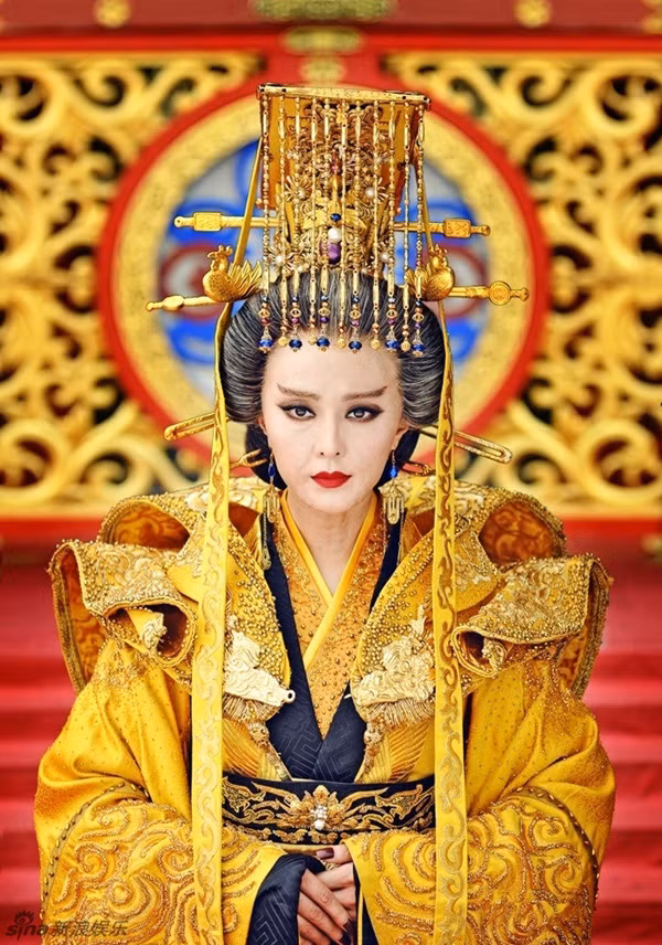 Một quan điểm khác cho rằng, tấm bia lớn đặt trước lăng mộ không khắc chữ chính là cách Võ Tắc Thiên muốn để cho người đời tự đánh giá về những gì bà đã làm được cho đất nước trong những năm tháng cầm quyền.