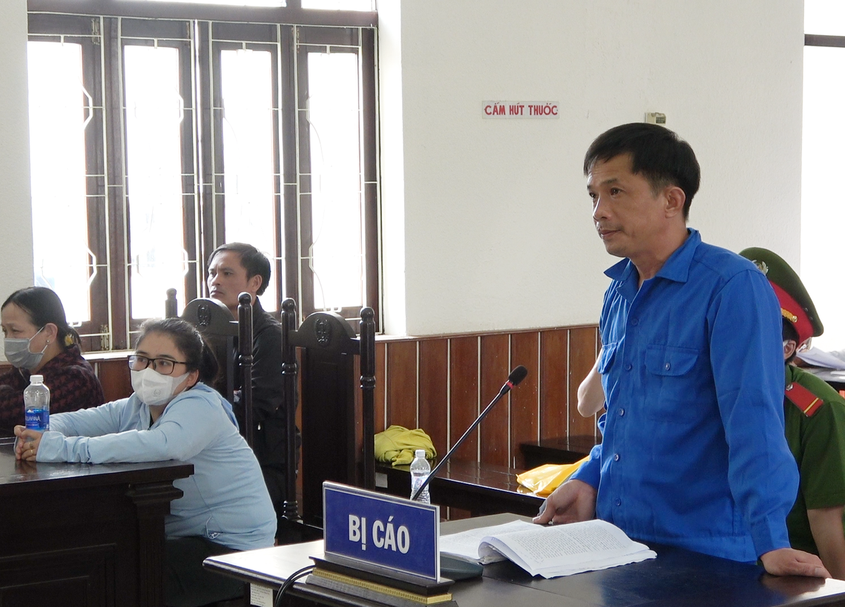 Giam doc tung bi to quan he bat chinh lanh an vi loi dung chuc vu