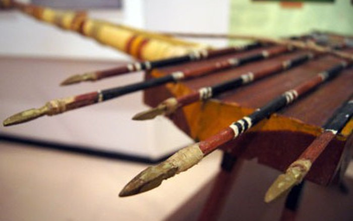 Thứ vũ khí thần diệu này được sách "Lĩnh Nam chích quái" ghi: Sau khi giúp An Dương Vương xây Loa thành, rùa vàng từ biệt ra về. Trước khi rùa vàng rời đi, nhà vua cảm tạ nói "Nhờ ơn thần, thành đã xây xong. Nay nếu có giặc ngoài đến thì lấy gì mà chống?". Rùa vàng đã tháo chiếc vuốt của mình đưa cho nhà vua và nói "Đem vật này làm lẫy nỏ, nhằm quân giặc mà bắn thì không lo gì nữa". Sau đó, An Dương Vương sai Cao Lỗ làm nỏ, lấy vuốt làm lẫy.