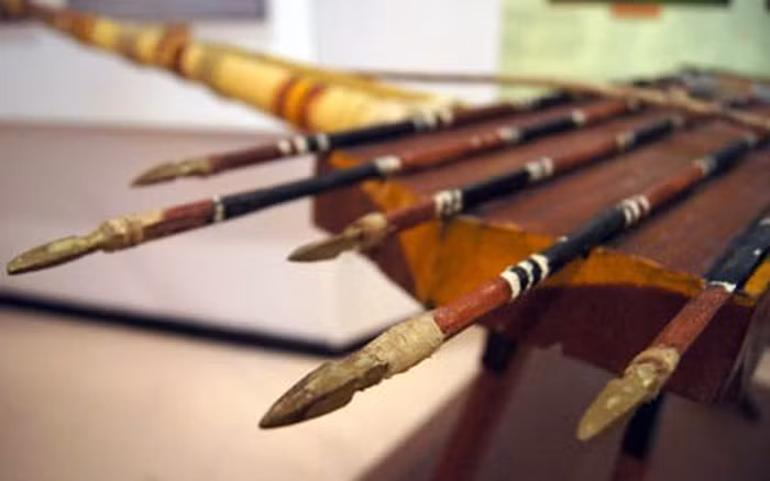 Thứ vũ khí thần diệu này được sách "Lĩnh Nam chích quái" ghi: Sau khi giúp An Dương Vương xây Loa thành, rùa vàng từ biệt ra về. Trước khi rùa vàng rời đi, nhà vua cảm tạ nói "Nhờ ơn thần, thành đã xây xong. Nay nếu có giặc ngoài đến thì lấy gì mà chống?". Rùa vàng đã tháo chiếc vuốt của mình đưa cho nhà vua và nói "Đem vật này làm lẫy nỏ, nhằm quân giặc mà bắn thì không lo gì nữa". Sau đó, An Dương Vương sai Cao Lỗ làm nỏ, lấy vuốt làm lẫy.