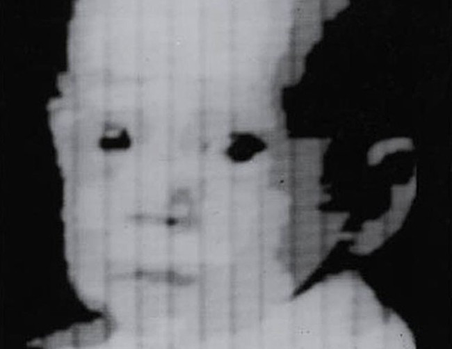 Bức ảnh kỹ thuật số đầu tiên của nhân loại chụp chân dung một em bé năm 1957. Đây là thời điểm gần 20 năm trước khi Kodak cho ra đời máy ảnh kỹ thuật số đầu tiên. Trong ảnh là con trai của kỹ sư Russell Kirsch.