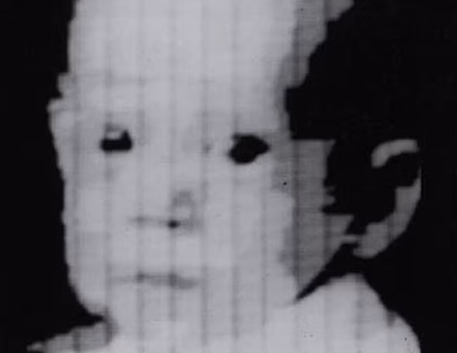 Bức ảnh kỹ thuật số đầu tiên của nhân loại chụp chân dung một em bé năm 1957. Đây là thời điểm gần 20 năm trước khi Kodak cho ra đời máy ảnh kỹ thuật số đầu tiên. Trong ảnh là con trai của kỹ sư Russell Kirsch.