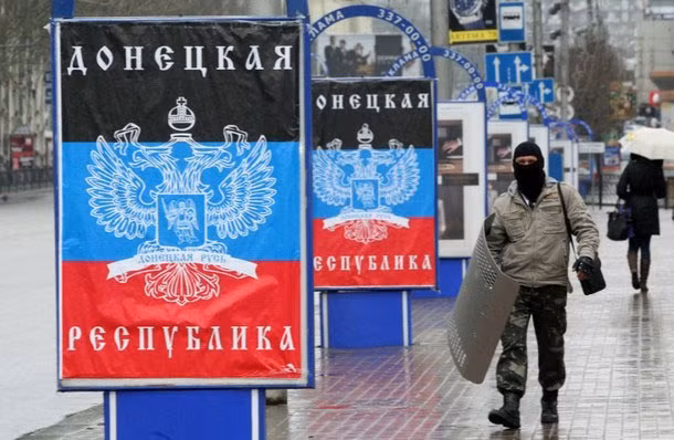 Cờ của Cộng hòa Nhân dân Donetsk treo ở đường. (Ảnh minh họa)