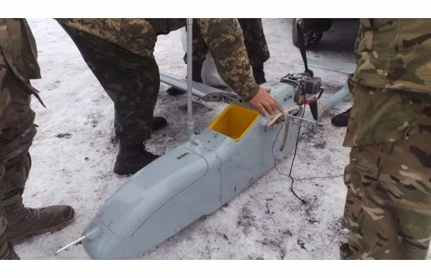 Họ bắt đầu "mổ xẻ" để xem xét các chi tiết bên trong nó.