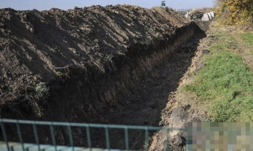 Một phần công trình Bức tường ở dọc biên giới Nga-Ukraine. (Ảnh minh họa)