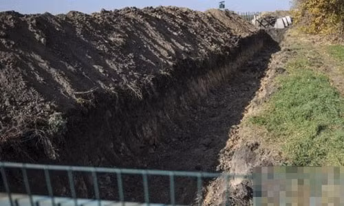 Một phần công trình Bức tường ở dọc biên giới Nga-Ukraine. (Ảnh minh họa)