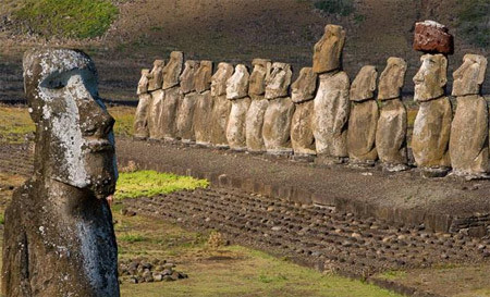 Những tượng đá này đều đứng hoặc nằm trên các sườn núi hay gần bờ biển. Các tác phẩm điêu khắc làm bằng đá cao từ 7 đến 8 mét và nặng 30 đến 90 tấn. Tất cả những bức tượng đó đều hướng Mặt trời như thể đang cầu nguyện. Không ai biết chúng được ai tạo ra và làm thế nào mà họ có thể đem những tảng đá lớn như vậy đến hòn đảo xa xôi này.