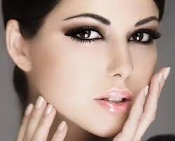 Việc không được phép đấu tranh cho bản thân khi còn bé sẽ gây ra sự bất lực trong tâm hồn – và điều này tiếp tục tồn tại khi bạn trưởng thành. Một bộ phận nhỏ những người có cằm lẹm sẽ có khuynh hướng nhìn mọi người bằng ánh mắt của kẻ từng bị chèn ép và sống như những nạn nhân – luôn than vãn và làm khổ người khác.