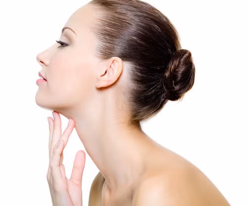 Cằm có nhiều dấu vết: Nếu bạn thấy cằm mờ nhạt hoặc có những dấu vết như nếp nhăn, sẹo, lúm thì đây thường là dấu hiệu của tình trạng thiếu hụt Nguyên tố Thủy trong ý chí.