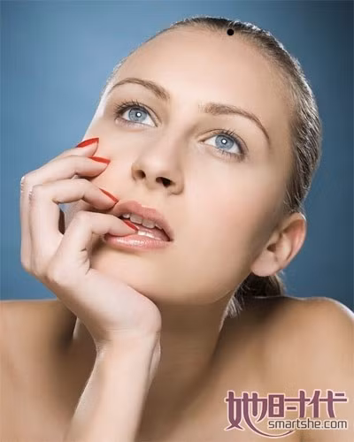 Người phụ nữ có nốt ruồi mọc trong lông mày hoặc trong tóc dễ cưới được chồng giàu có. Đàn ông có nốt ruồi mọc cạnh lông mày dễ bị thất thoát tiền bạc vì người khác giới.