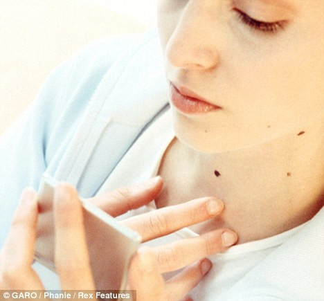 Nốt ruồi mọc trên cổ, nhất là vị trí gần yết hầu có liên quan tới tình cảm anh chị em. Bạn nên chú ý giữ hòa khí anh em trong nhà. Người như bạn cũng dễ bị kẻ xấu ghen ghét, đố kỵ. (Thông tin trong bài chỉ mang tính tham khảo).