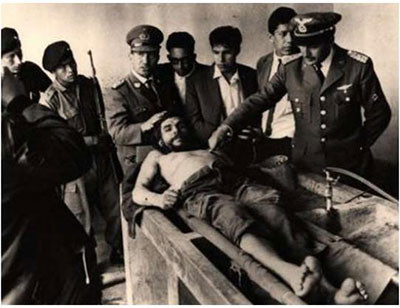 Ảnh chụp Chê Ghê-va-ra (người nằm) do phóng viên nhiếp ảnh Phrét-đi Abo-Rtơ (Freddi Aborta) chụp năm 1967. Bức ảnh đã trở thành biểu tượng của cách mạng và cuộc nổi dậy chống áp bức.