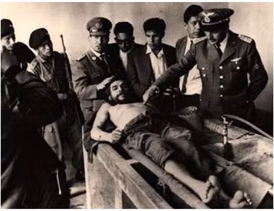 Ảnh chụp Chê Ghê-va-ra (người nằm) do phóng viên nhiếp ảnh Phrét-đi Abo-Rtơ (Freddi Aborta) chụp năm 1967. Bức ảnh đã trở thành biểu tượng của cách mạng và cuộc nổi dậy chống áp bức.