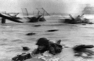 Bức ảnh chụp cuộc hành quân qua sông do phóng viên nhiếp ảnh Rô-bec-tơ Ca-pa chụp năm 1944. Bức ảnh đã trở thành chuẩn mực cho các phóng viên ảnh.