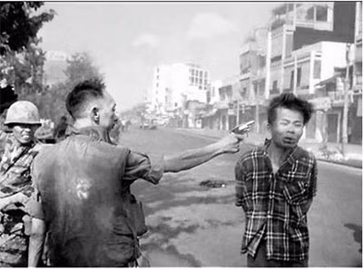 Tướng Nguyễn Ngọc Loan của Quân đội Sài Gòn đang bắn một người bị nghi là “Việt Cộng”. Tấm ảnh do phóng viên người Mỹ chụp năm 1968 đã tạo nên làn sóng phản đối chiến tranh ở Việt Nam.