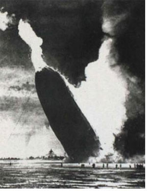 Bức ảnh một khí cầu máy đang bốc cháy, do phóng viên nhiếp ảnh My-rei Bek-ker chụp năm 1937, trở thành dấu chấm hết cho thời đại của các khí cầu máy.