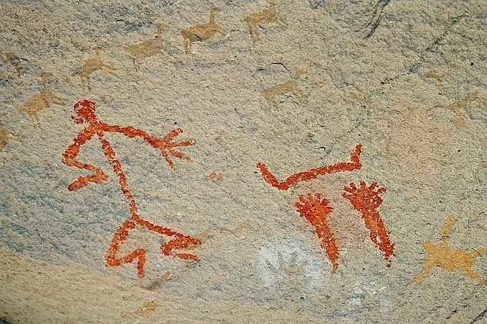 Nhóm muộn nhất có niên đại vào khoảng 1.300 năm TCN, tập trung vào các hình vẽ trừu tượng, một số đã bắt đầu mang ý nghĩa biểu trưng như là về mặt trời, vũ trụ…