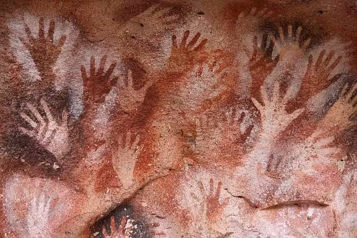 Hầu hết các bàn tay được "in" ở đây là bàn tay trái, điều này cho thấy "họa sỹ" đã dùng tay phải của mình để "phun sơn", trong khi tay trái làm mẫu.