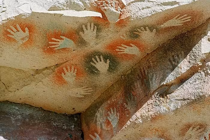 Nhóm thứ hai là tác giả chủ yếu của những "bản in" bàn tay, có niên đại vào khoảng 7.000 năm TCN, đây cũng là nhóm có nhiều "tác phẩm" nhất.