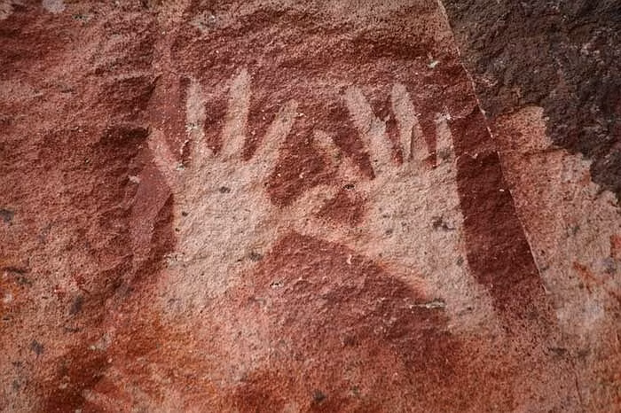 Những "nghệ sỹ" thời tiền sử đã sử dụng một dụng cụ phun màu lên bàn tay áp sát mặt đá, tạo ra hình ảnh bàn tay được "in" khá chính xác lên đó.