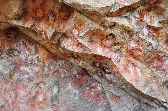 Khi bước vào hang, ấn tượng đập vào mắt khách tham quan là những dấu bàn tay in dày đặc khắp các vách đá, thậm chí trên cả trần hang.
