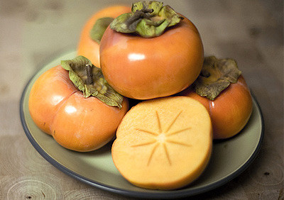 Chủ sạp lại "gắn mác" cho những loại hồng nhập về từ Trung Quốc thành hồng Bảo Lâm (Bắc Giang), hồng Đông Bành (Lạng Sơn)... Một trong những loại hồng có nguồn gốc Trung Quốc đang xuất hiện trên thị trường Việt Nam năm nay là loại hồng vàng đậm, trông rất đẹp mã. Giá của loại hồng này tương tự như giá của hồng đỏ loại 1. Thậm chí, người tiêu dùng còn lầm tưởng loại hồng vuông có giá 150.000 đồng/thùng là hàng Việt. Ảnh: Internet.