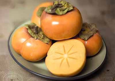 Chủ sạp lại "gắn mác" cho những loại hồng nhập về từ Trung Quốc thành hồng Bảo Lâm (Bắc Giang), hồng Đông Bành (Lạng Sơn)... Một trong những loại hồng có nguồn gốc Trung Quốc đang xuất hiện trên thị trường Việt Nam năm nay là loại hồng vàng đậm, trông rất đẹp mã. Giá của loại hồng này tương tự như giá của hồng đỏ loại 1. Thậm chí, người tiêu dùng còn lầm tưởng loại hồng vuông có giá 150.000 đồng/thùng là hàng Việt. Ảnh: Internet.