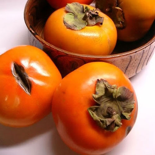 Loại quả này ngoài vị ngọt ngon hấp dẫn, còn được đánh giá là vị thuốc quý trong dân gian. Trái hồng có tác dụng bổ sung vitamin, beta-carotene cho cơ thể, phòng "trúng phong" do tăng huyết áp, giảm chướng bụng, đầy hơi và ngăn ngừa ung thư...