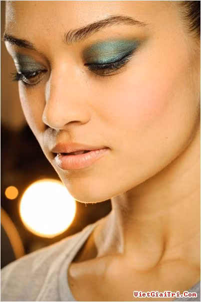 Mắt khổng tước – Dũng mãnh: Mắt xanh nhiều trắng ít, mắt luôn lộ ánh đen, mắt sáng, người có mắt này tính cách dũng mãnh chính trực, làm quan thanh liêm, cả đời may mắn, vang danh thiên hạ.