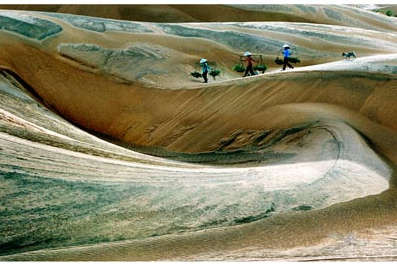 Đồi Cát Mũi Né: Việt Nam không chỉ có biển xanh cát trắng mà còn có những đụn cát ở Mũi Né, những đụn cát trắng xóa hoặc đỏ cam. Đứng trước vẻ đẹp của những đụn cát ở Mũi Né, ai cũng có cảm giác choáng ngợp trước vẻ đẹp thiên nhiên. Đến Mũi Né, du khách sẽ có được những trải nghiệm vô cùng thú vị với cát. Những đồi cát mênh mông sẽ khiến bạn nghĩ đến một sa mạc nào đó ở Châu Phi nhưng không, thực tế là bạn đang ở Việt Nam – một nơi mà chỉ mất vài chục phút là bạn đã lại ra tới bờ biển.