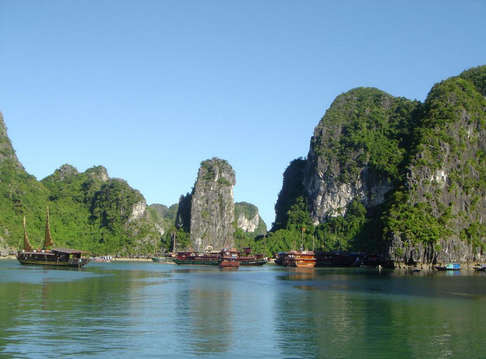 Vịnh Hạ Long: Có thể nói đến Việt Nam mà chưa đến Hạ Long thì đó là điều đáng tiếc. Đây được xem là một trong những thắng cảnh ấn tượng nhất Việt Nam. Ở đây có những khối đá vôi nhô lên trên mặt nước tĩnh lặng. Những núi đá vôi với nhiều hình thù mà nếu bạn là người có trí tưởng tượng phong phú thì sẽ hình dung ra nhiều điều thú vị. Đó cũng là lý do tại sao mà người ta gọi nơi này là Hạ Long.