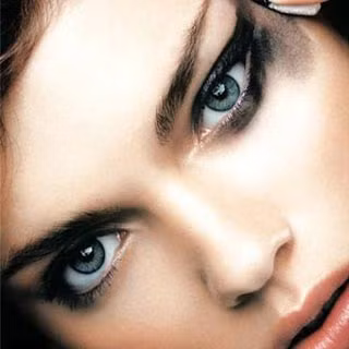 Mắt phượng – Thông minh: Mắt phượng mảnh, nhỏ, đẹp, kéo dài, thành một đường, mềm mại, đường sáng dài, sáng sủa. Người có mắt này thông minh, trí tuệ, có thể tay trắng làm nên sự nghiệp.