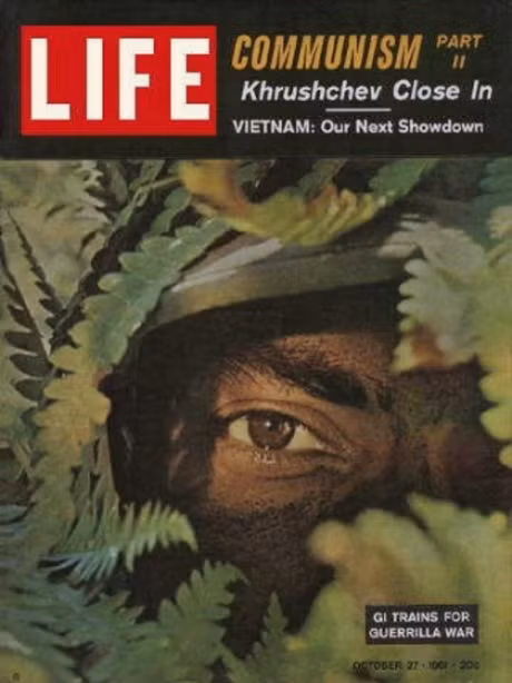 Theo tờ USAstruck, Chiến tranh Việt Nam là một trong những câu chuyện quan trọng mà tạp chí LIFE từng nhiều lần đưa lên trang bìa trong những năm 1960. Những bức ảnh này đã khám phá mọi khía cạnh của một trong những cuộc chiến được quan tâm nhất trong lịch sử. Ảnh: "Việt Nam - thử thách tiếp theo của chúng ta". Số ra ngày 27-10-1961.