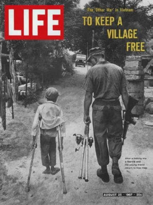 Lính Thủy quân lục chiến và người bạn nhỏ. Số ra ngày 25-8-1967.